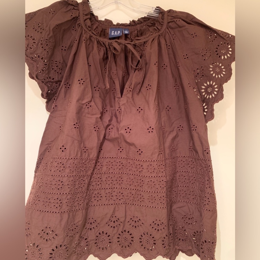 GAP - 100% Cotton Flutter Sleeve Eyelet Top (brown, size -S)